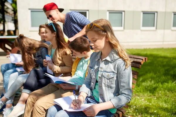 Skupina studentů s notebookem na školním dvoře — Stock fotografie