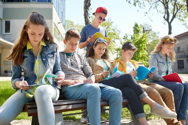 Skupina studentů s notebookem na školním dvoře — Stock fotografie