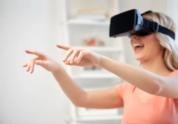 Frau in Virtual-Reality-Headset oder 3D-Brille — Stockfoto