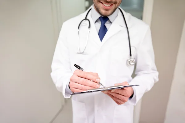 Close up of doctor with clipboard at hospital — Stock Photo, Image