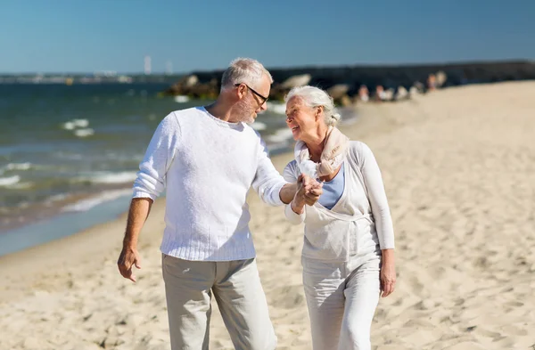 Heureux couple de personnes âgées tenant la main sur la plage d'été — Photo