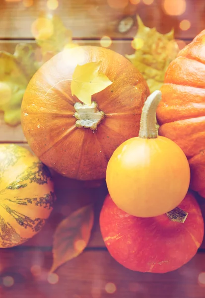 Close up van pompoenen op houten tafel thuis — Stockfoto