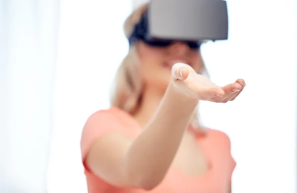 Gelukkige vrouw in virtual reality headset of glazen — Stockfoto