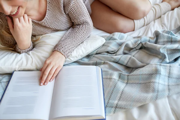 Kadın evde yatakta kitap okumak, yakın çekim — Stok fotoğraf