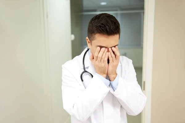 Грустный или плачущий врач в больнице — стоковое фото