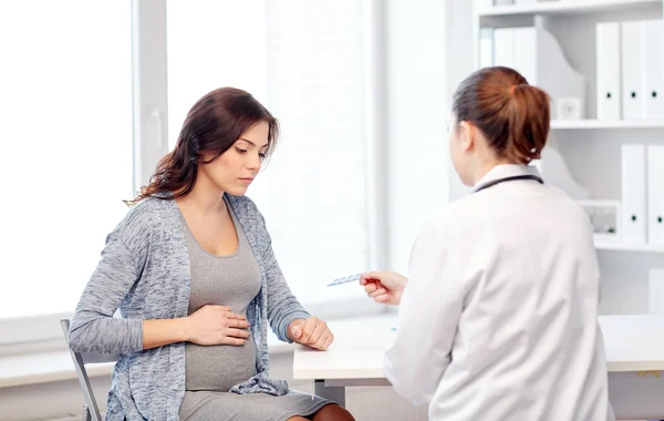 Gynecologist doctor and pregnant woman at hospital — Stock Photo, Image