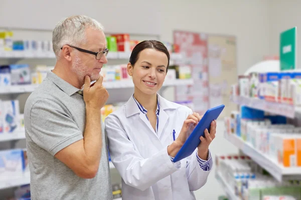 Farmacêutico com tablet pc e homem idoso — Fotografia de Stock