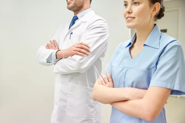 Primer plano del médico y la enfermera en el pasillo del hospital — Foto de Stock