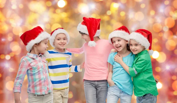 산타 모자 포옹에 행복 한 어린 아이 — 스톡 사진