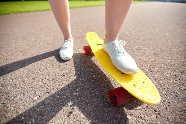Gros plan de pieds féminins chevauchant skateboard court — Photo