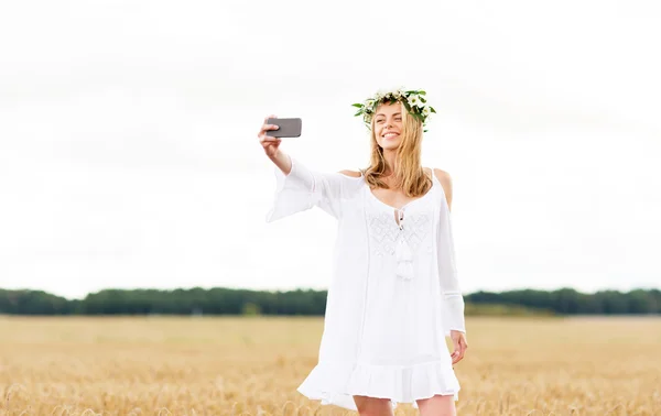 Feliz joven mujer tomando selfie por teléfono inteligente — Foto de Stock