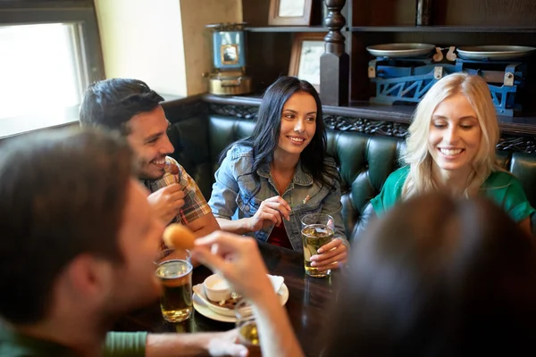 Amis manger et boire de la bière au restaurant — Photo