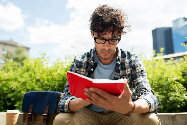 Man met laptop of dagboek schrijven op stad straat — Stockfoto