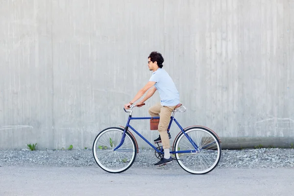 年轻的嬉皮士骑固定齿轮自行车 — 图库照片