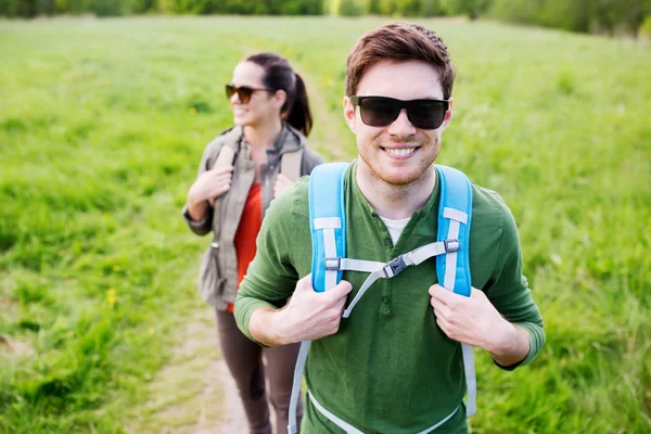 Glückliches Paar mit Rucksack beim Wandern im Freien — Stockfoto