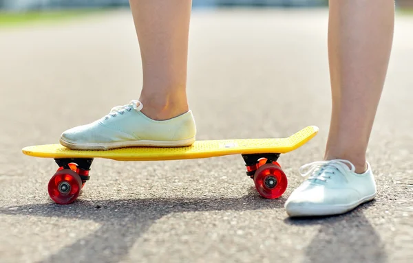 Närbild av kvinnliga fötter Rider kort skateboard — Stockfoto