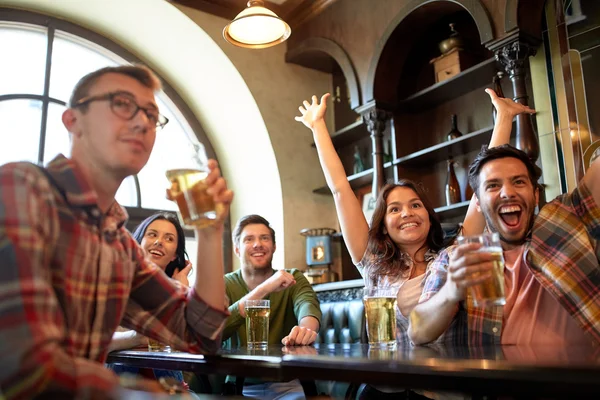 Amis avec la bière regarder le football au bar ou pub — Photo