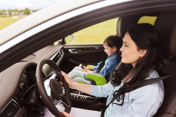 Donna felice con bambino che guida in auto — Foto Stock