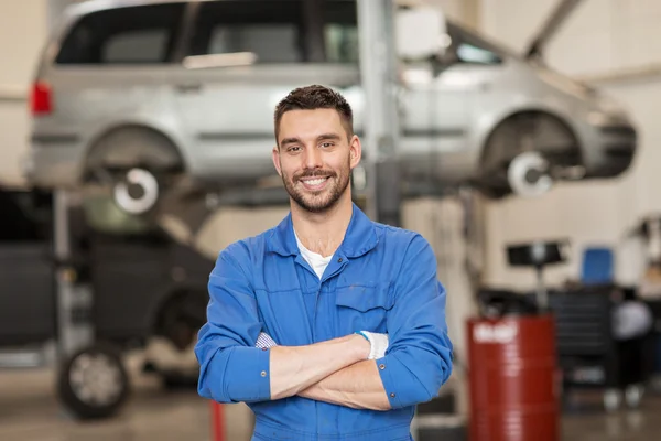 Zadowolony auto mechanik mężczyzna lub smith w warsztat samochodowy — Zdjęcie stockowe