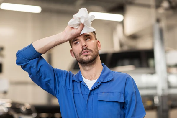 Hombre mecánico auto cansado o herrero en taller de coches — Foto de Stock