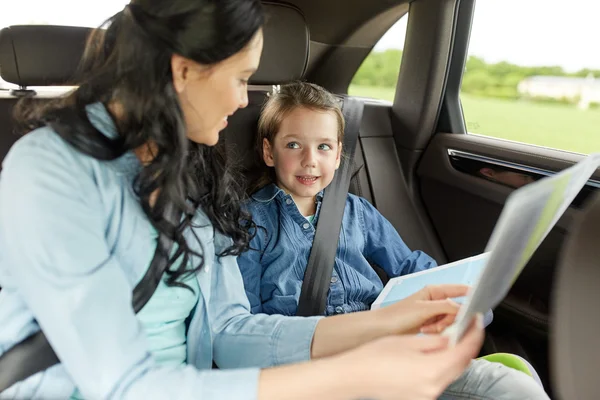 Glückliche Familie mit Reisekarte im Auto — Stockfoto