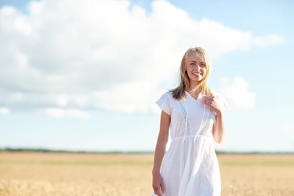 Jeune femme heureuse ou adolescente sur le champ de céréales — Photo