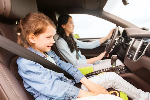Boldog asszony kis gyermekkel, autó vezetés — Stock Fotó