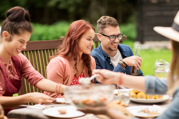 Glückliche Freunde beim Abendessen bei sommerlicher Gartenparty — Stockfoto