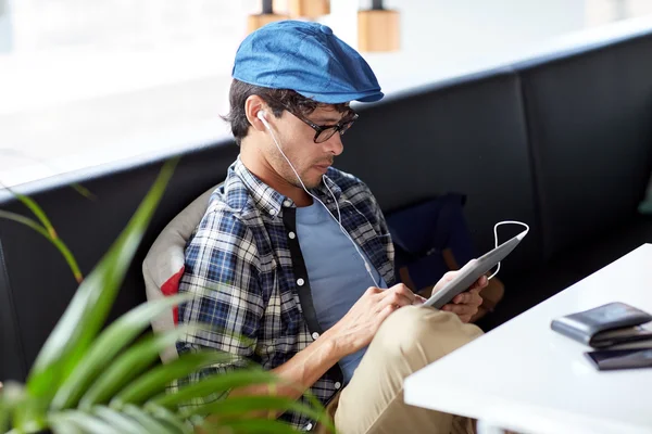 Mann mit Tablet-PC und Kopfhörer sitzt im Café — Stockfoto
