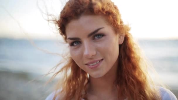 Χαρούμενος νεαρός κοκκινομάλλα γυναίκα πρόσωπο στην παραλία — Αρχείο Βίντεο