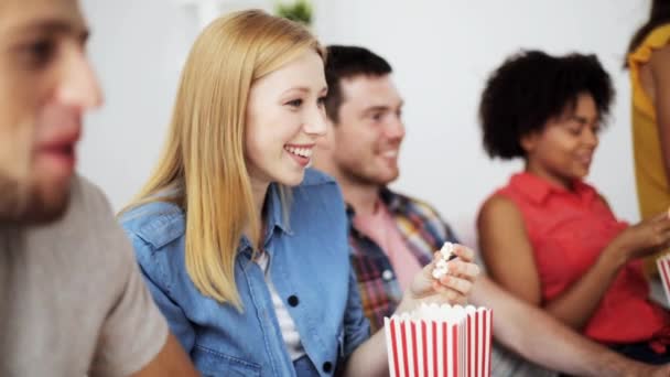 Amigos felizes com pipocas assistindo tv em casa — Vídeo de Stock