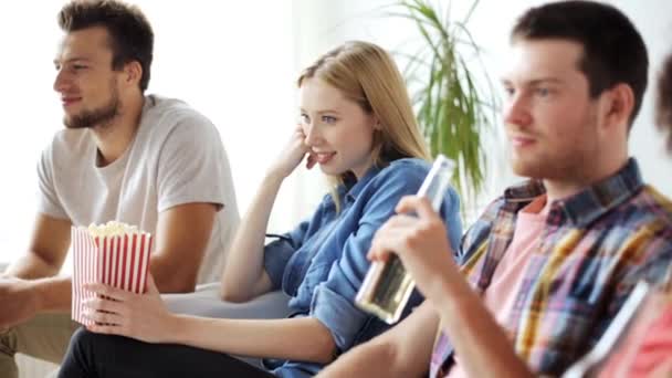 Amis avec pop-corn et bière regarder la télévision à la maison — Video