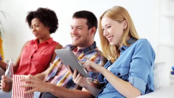 Amigos con gadgets y cerveza viendo la televisión en casa — Vídeos de Stock