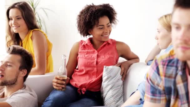 Amigos com cerveja falando e assistindo tv em casa — Vídeo de Stock