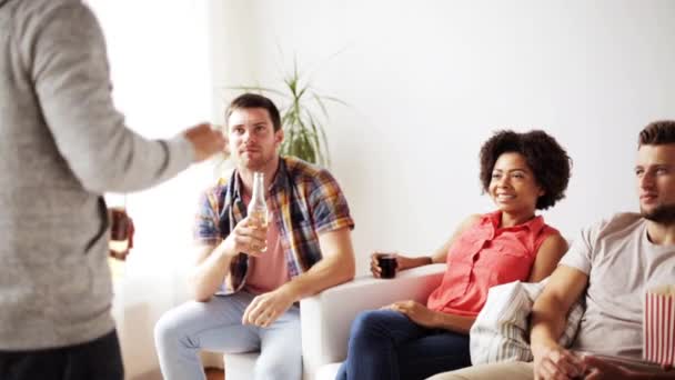 Amigos com pipocas e bebidas conversando em casa — Vídeo de Stock