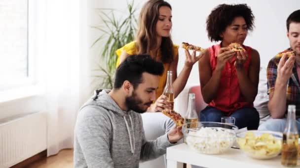 Mutlu arkadaş evde pizza yemek içecek grubu — Stok video