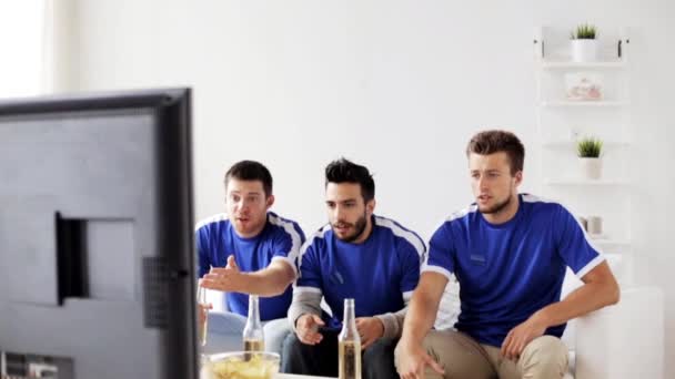 Amigos o aficionados al fútbol viendo fútbol en casa — Vídeos de Stock