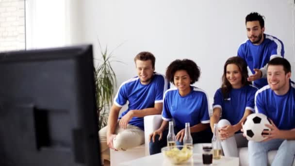 Amigos o aficionados al fútbol viendo fútbol en casa — Vídeos de Stock