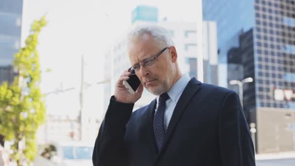 Hombre de negocios senior que llama en el teléfono inteligente en la ciudad — Vídeo de stock