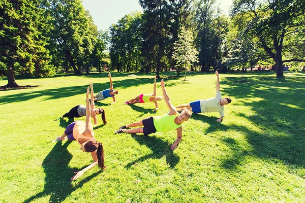 Group of happy friends exercising outdoors — Stock Photo, Image
