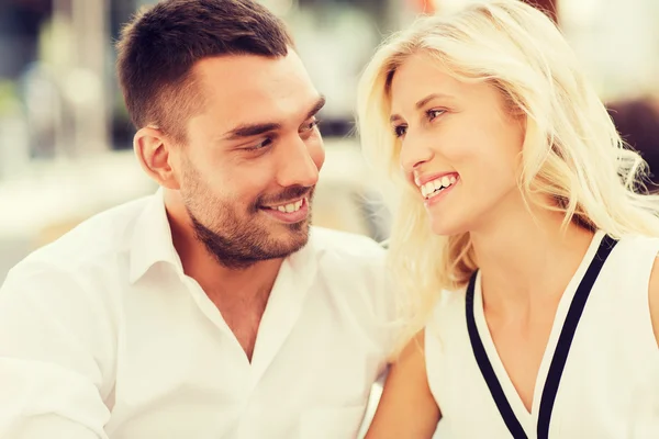 Sorrindo casal feliz ao ar livre — Fotografia de Stock