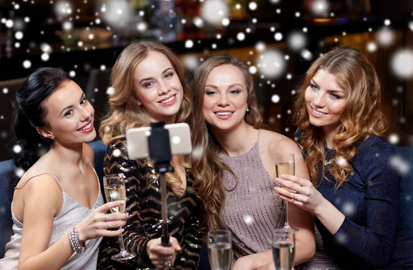 Женщины со смартфоном делают селфи в ночном клубе — стоковое фото