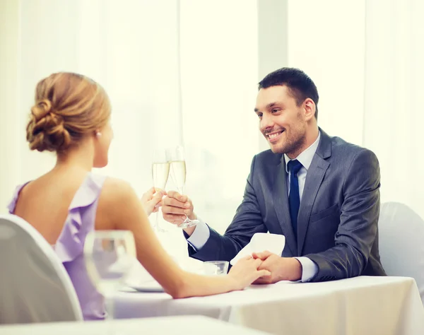 Pareja con copas de champán en el restaurante —  Fotos de Stock