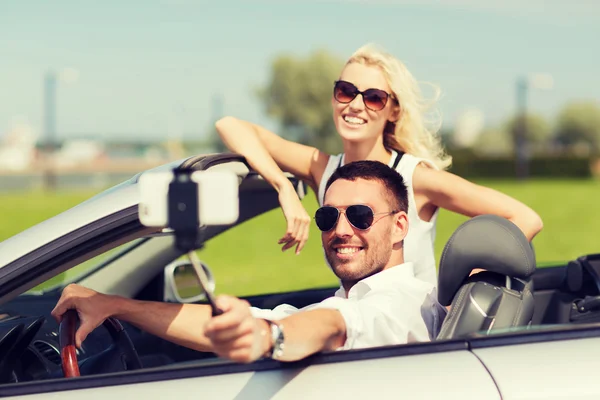 Feliz pareja en coche tomando selfie con smartphone — Foto de Stock