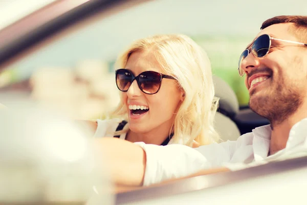 Homme et femme heureux conduisant en voiture cabriolet — Photo