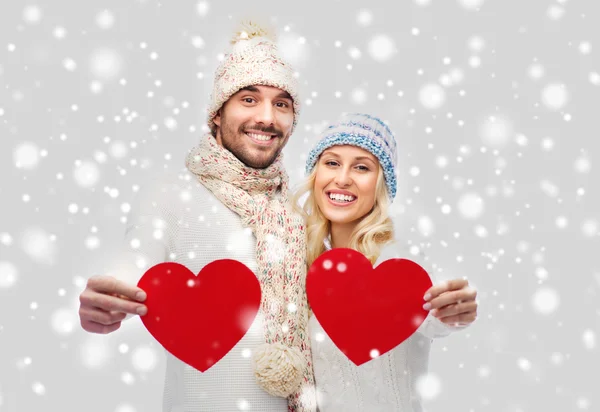赤いハートの冬服で笑顔のカップル — ストック写真