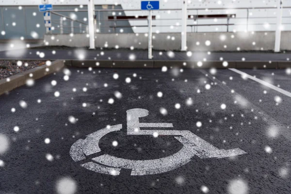 Sinal de estrada de estacionamento para deficientes ao ar livre Imagens De Bancos De Imagens Sem Royalties