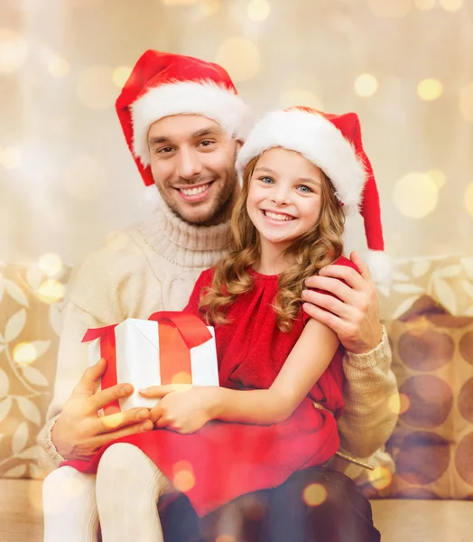 Sorridente padre e figlia in possesso di scatola regalo — Foto Stock