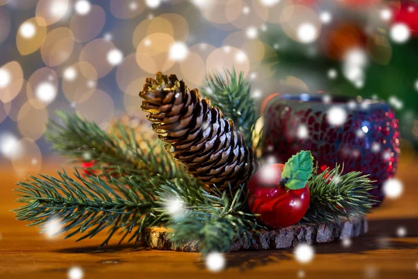 Karácsonyi fenyő ága dekoráció és gyertya lantern — Stock Fotó