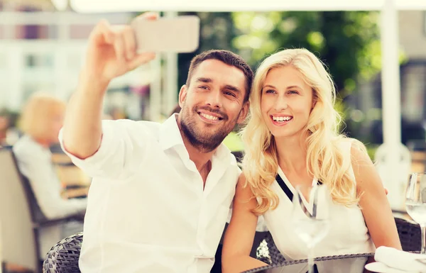 这对快乐的夫妇在咖啡馆里带着手机自拍 — 图库照片